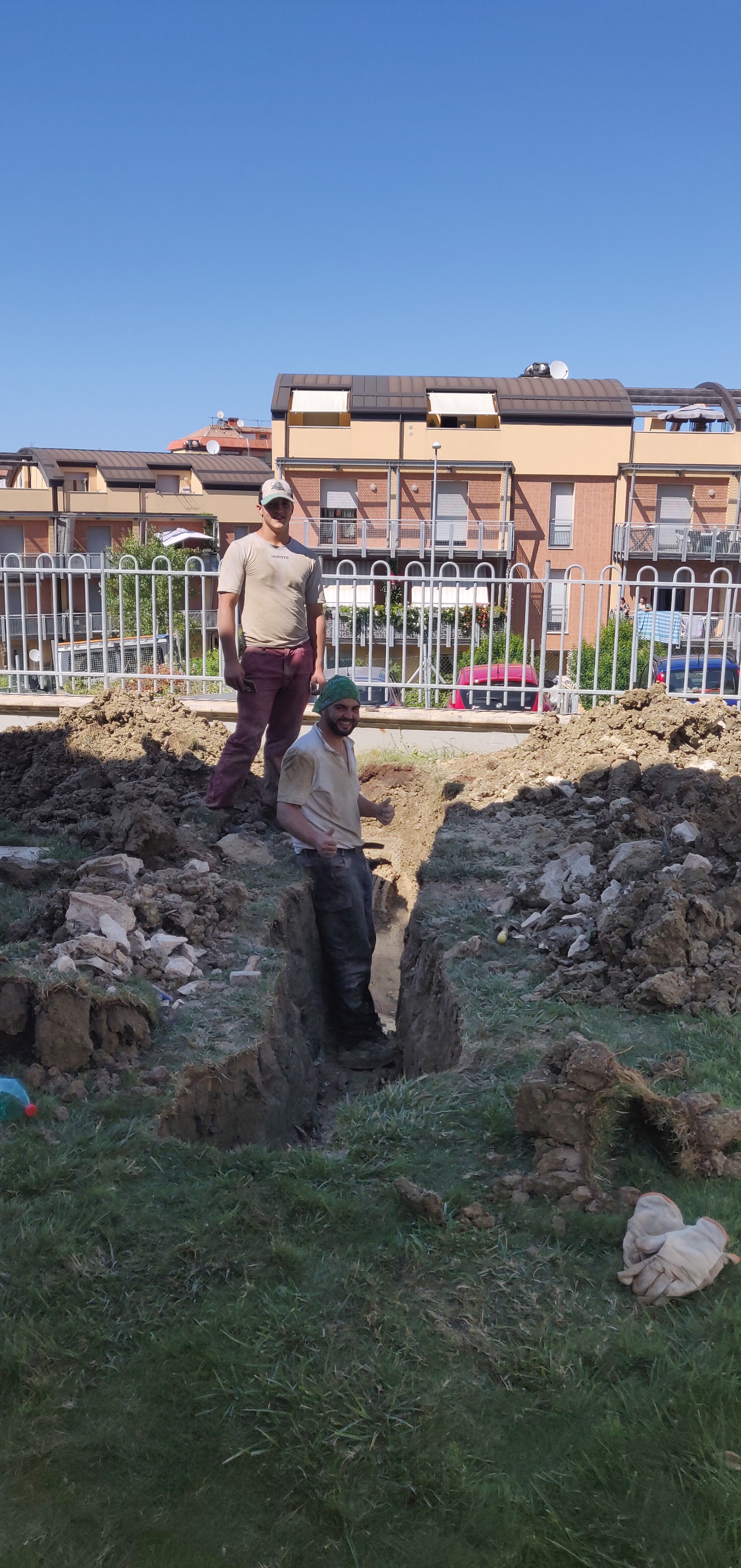Luca e Matteo durante lo scavo della trincea in un giardino