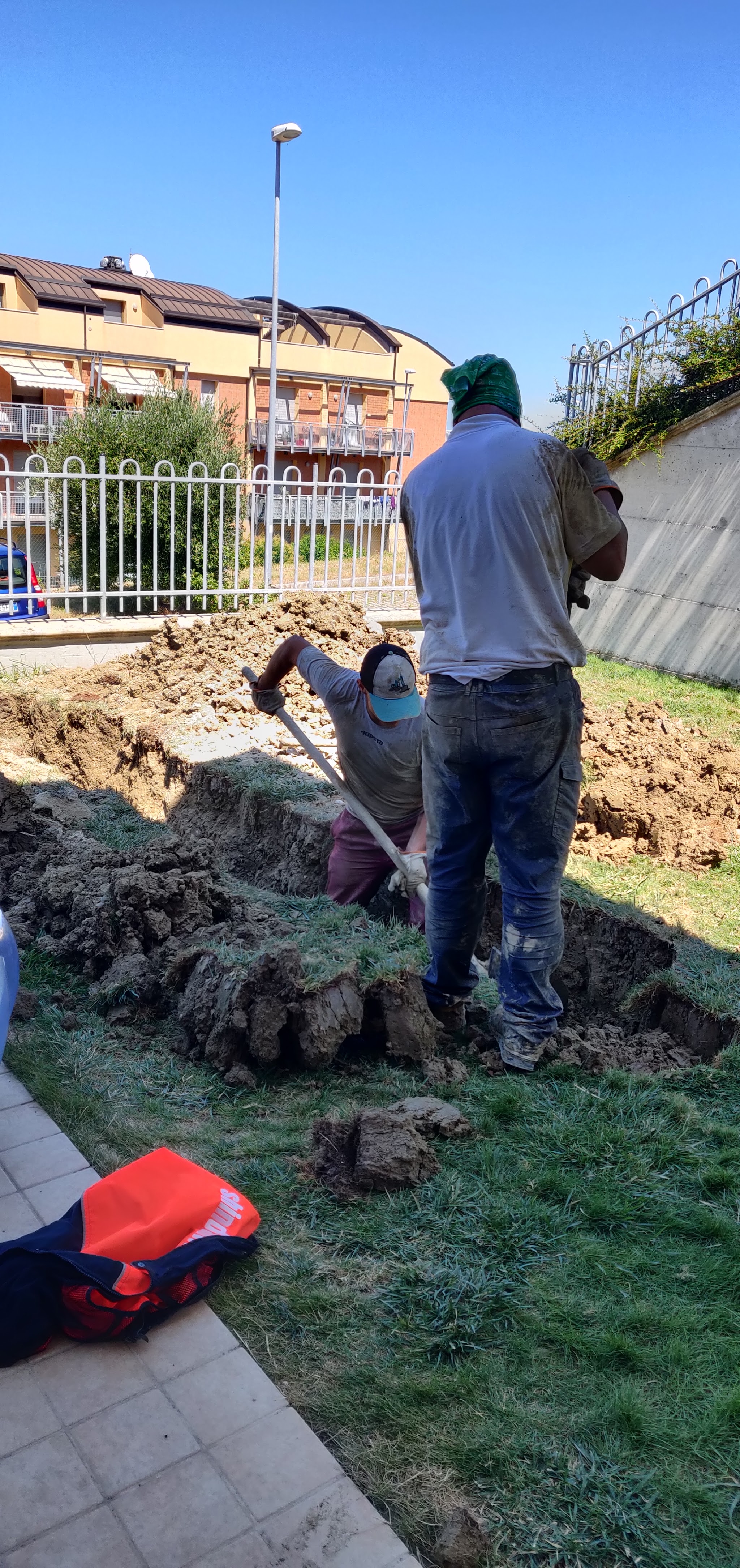 La trincea preparata nel giardino per la riparazione della tubazione